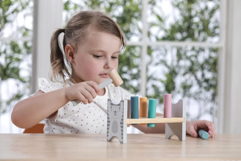 Дървена игра с чукче PolarB от Viga toys