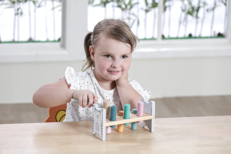 Дървена игра с чукче PolarB от Viga toys