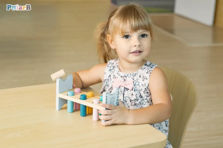 Дървена игра с чукче PolarB от Viga toys