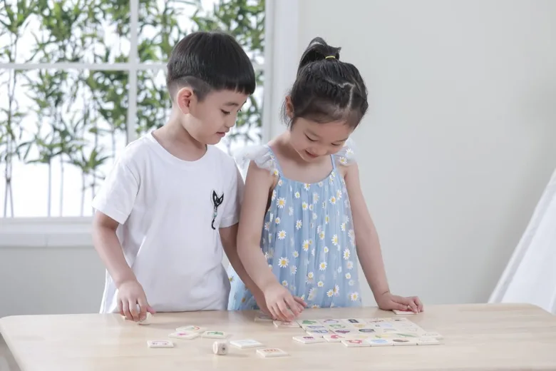 Дървена игра за запознаване със сетивата от Viga toys