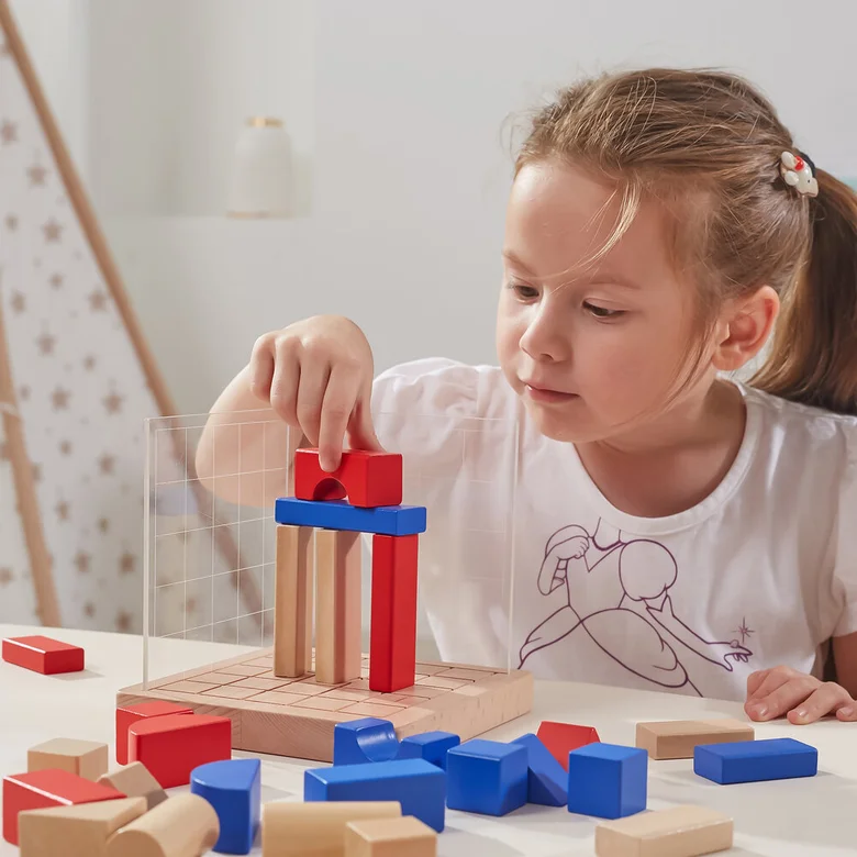Образователна игра за изграждане на 3D композиции