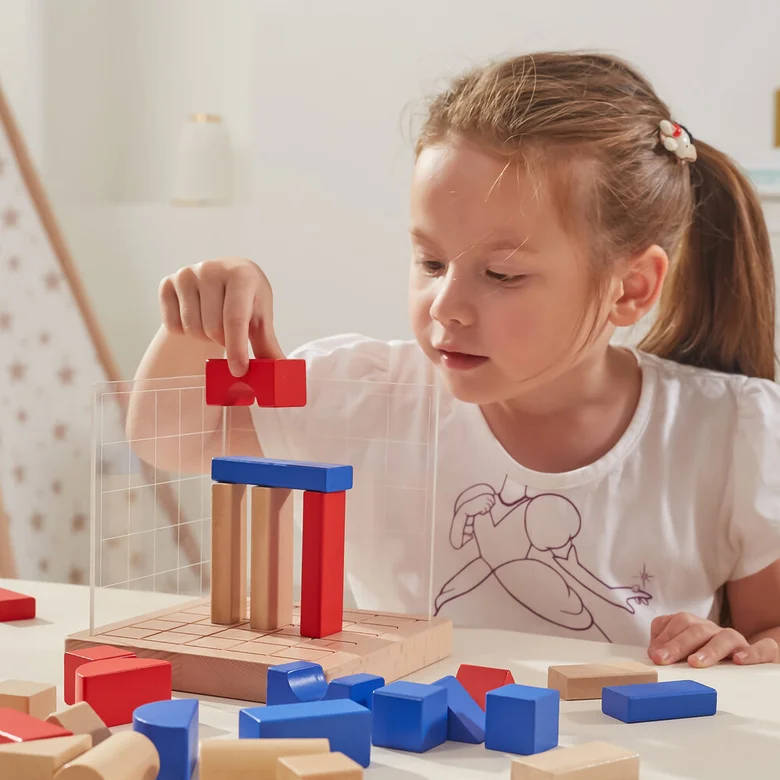 Образователна игра за изграждане на 3D композиции