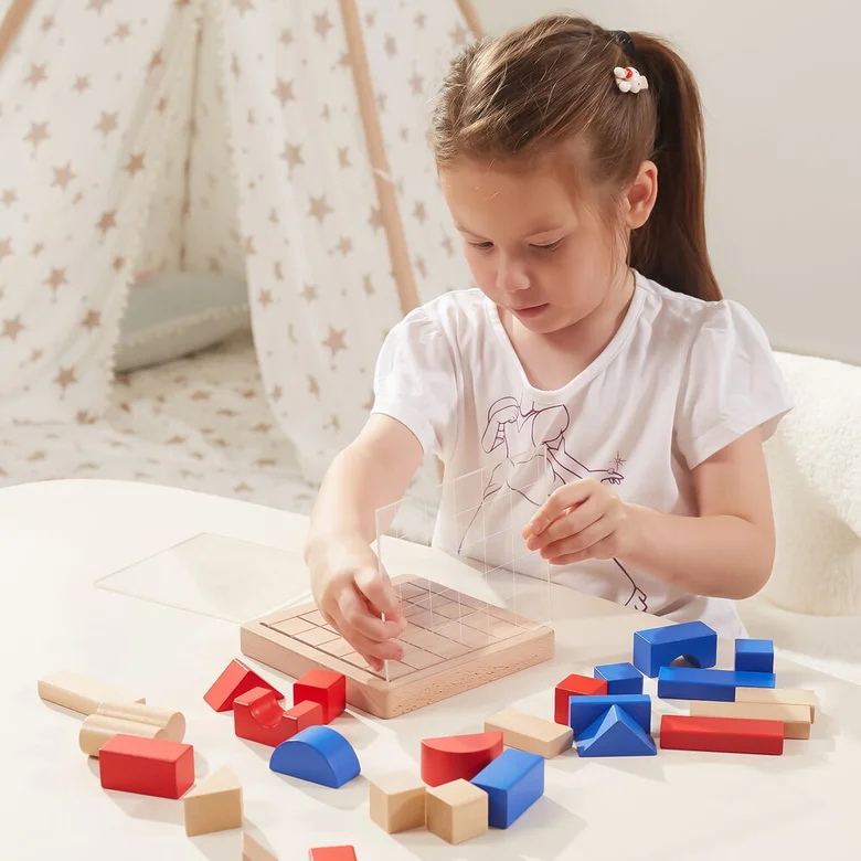 Образователна игра за изграждане на 3D композиции