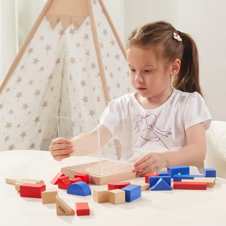 Образователна игра за изграждане на 3D композиции