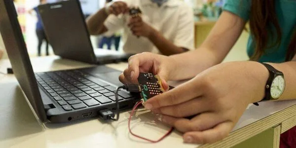 Комплект BBC MICRO:BIT GO / подходящ за вкъщи и училище