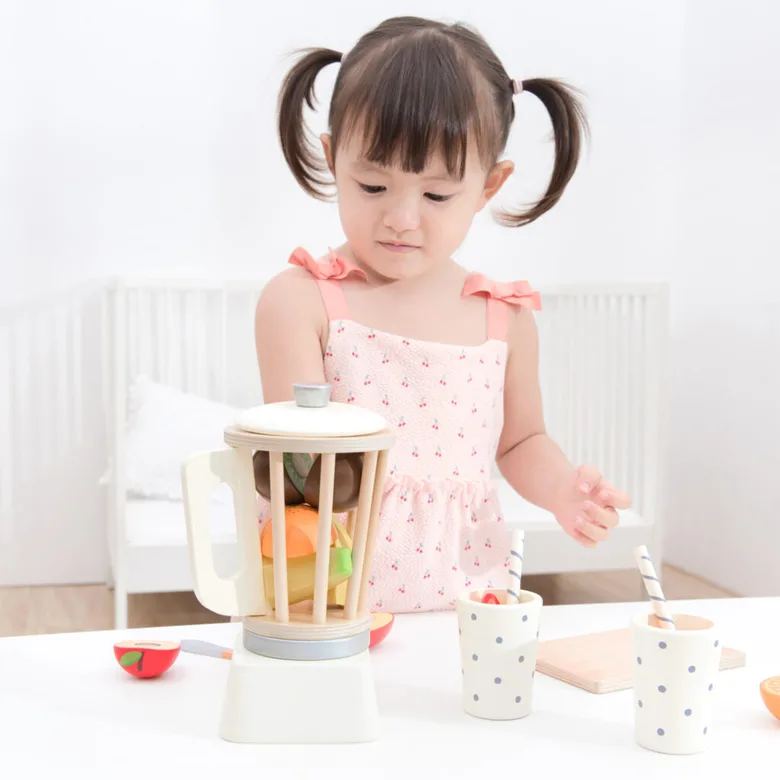 Детски дървен шейкър с плодове от New classic toys