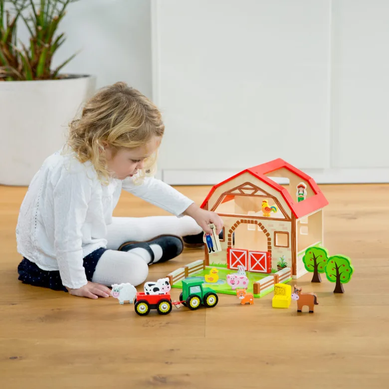 Дървена ферма с животни от New classic toys