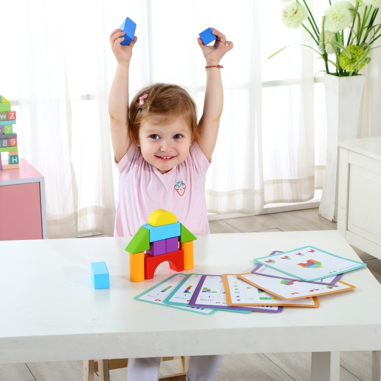 Дървена играчка с геометрични блокчета от Tooky Toy