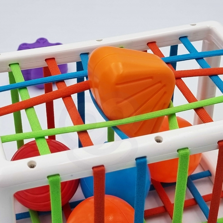 Сортираща играчка с ластици и сензорни фигури