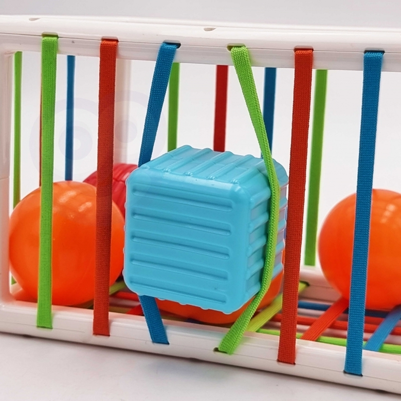 Сортираща играчка с ластици и сензорни фигури