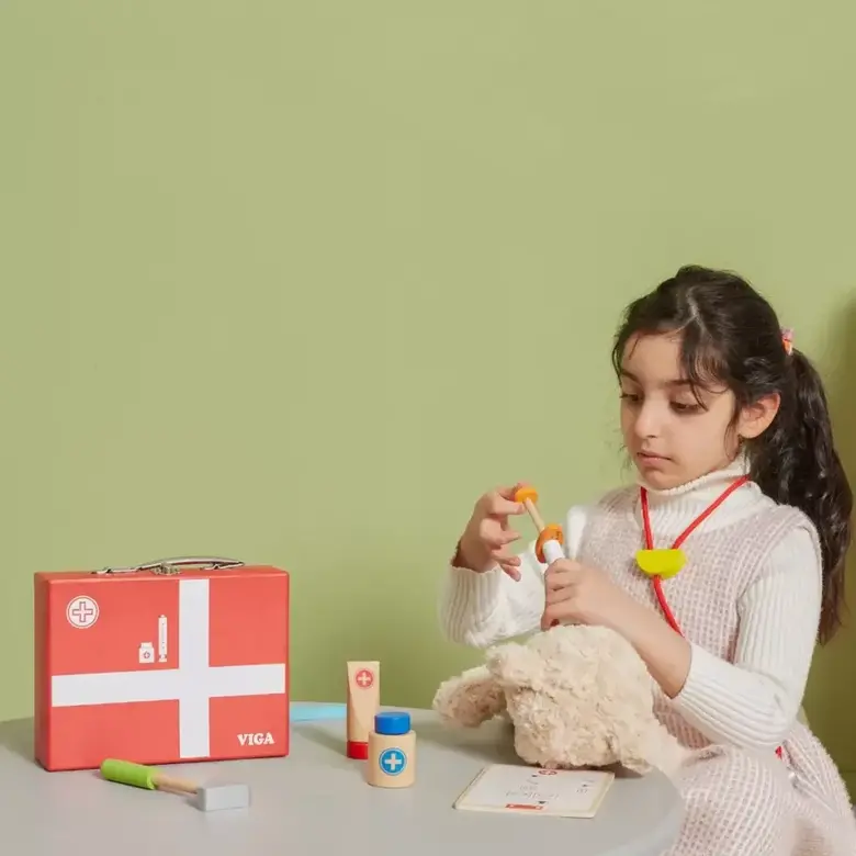 Детски комплект Малък доктор Viga Toys – дървен лекарски комплект за ролева игра