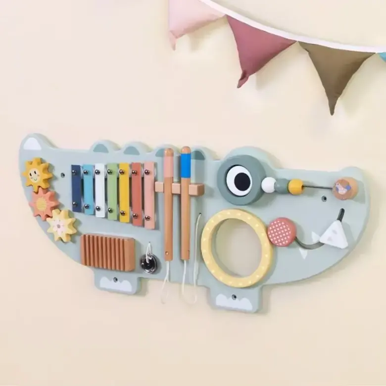 Дървена активна играчка за стена Крокодил Tooky Toy – сензорна музикална дъска за фина моторика