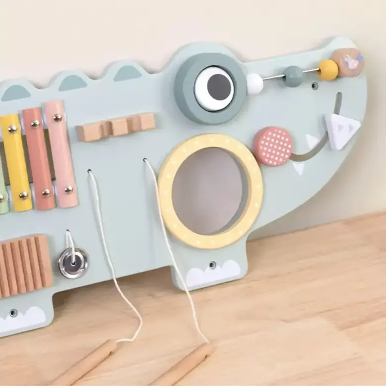 Дървена активна играчка за стена Крокодил Tooky Toy – сензорна музикална дъска за фина моторика