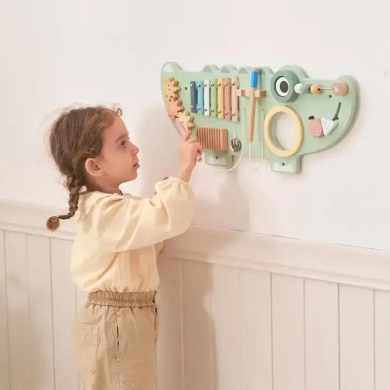 Дървена активна играчка за стена Крокодил Tooky Toy – сензорна музикална дъска за фина моторика