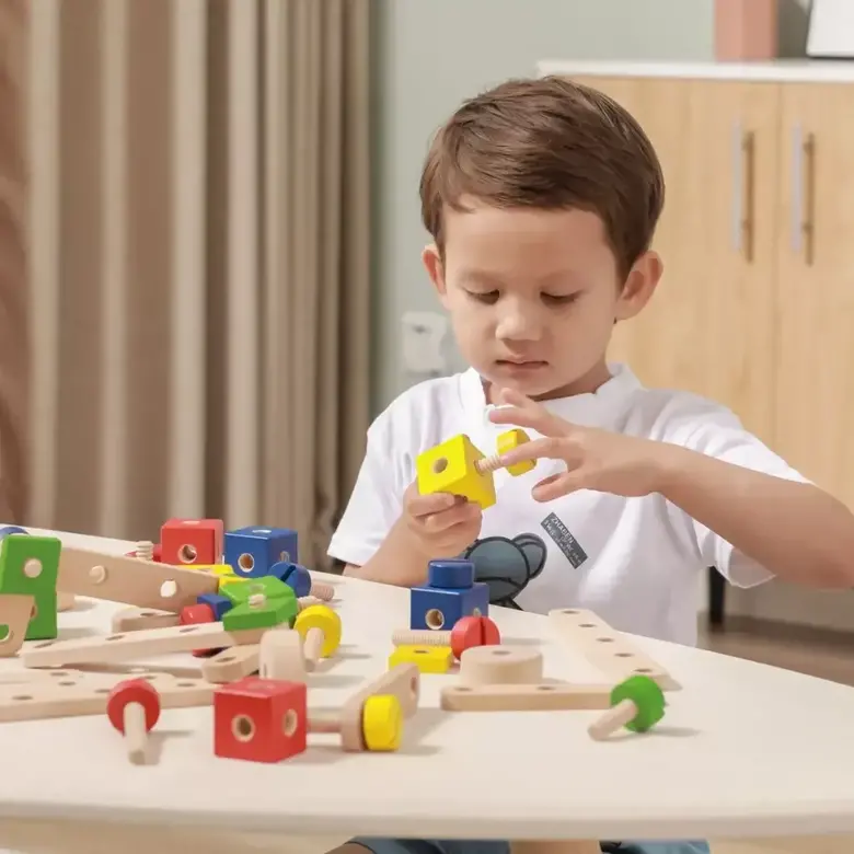 Детски конструктор с гайки 53 части Viga Toys – дървен конструктор с болтове и модели