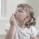 Детски козметичен комплект за разкрасяване Viga Toys – дървен комплект за грим и ролеви игри